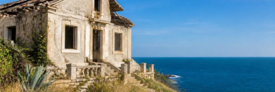 Maison abandonnée à vendre bord de mer : opportunités et conseils pour investir sur le littoral français