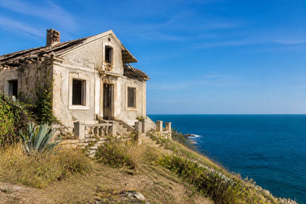Maison abandonnée à vendre bord de mer : opportunités et conseils pour investir sur le littoral français